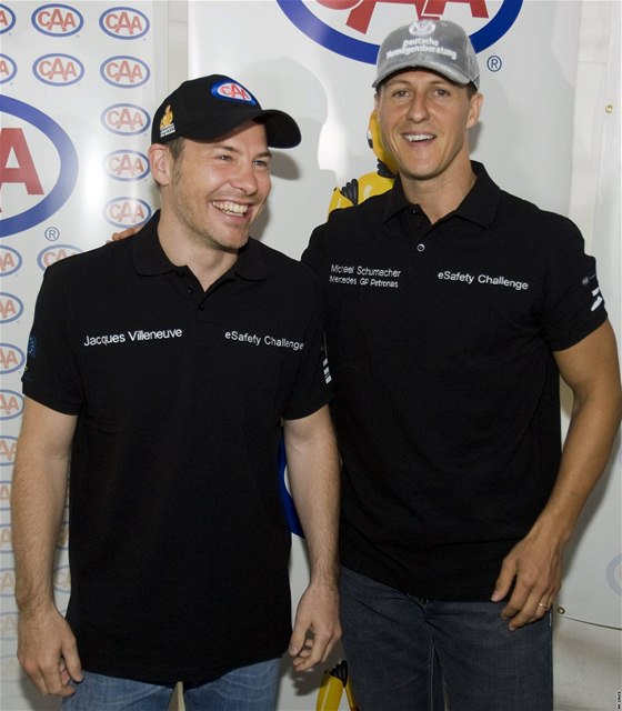 Pi píleitosti nedávné Velké ceny Kanady se Jacques Villeneuve (vlevo) nechal nafotit se svým dávným sokem Michaelem Schumacherem.