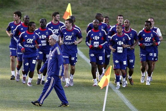 Francouzský kou Raymond Domenech a jeho svenci bhem tréninku v Jiní Africe