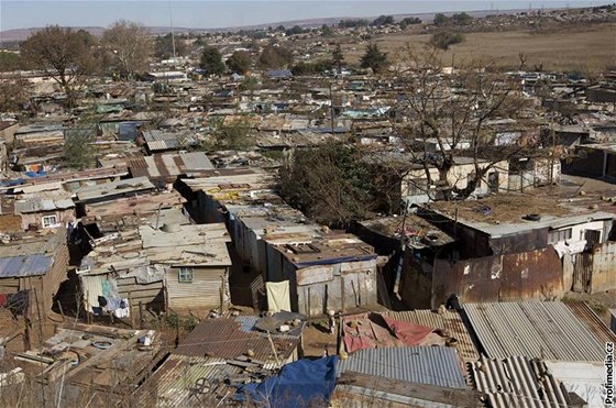 Pohled na slum Soweto. Voda ze zlatých dol ohrouje slumy i obchodní centrum Johannesburgu.