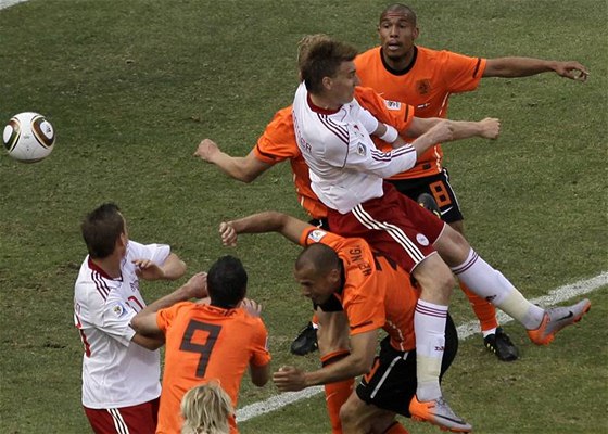 Dánský útoník Nicklas Bendtner (tetí zprava) v souboji s nizozemskou obranou.