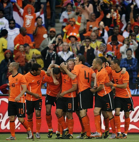 RADOST  Nizozemská radost v zápase s Dánskem po vlastním gólu Poulsena