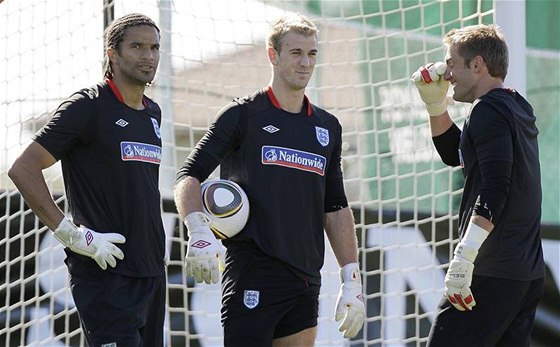 TAK KTERÝ Anglití brankái na mistrovství svta: David James (vlevo), Joe Hart a neastník Robert Green.