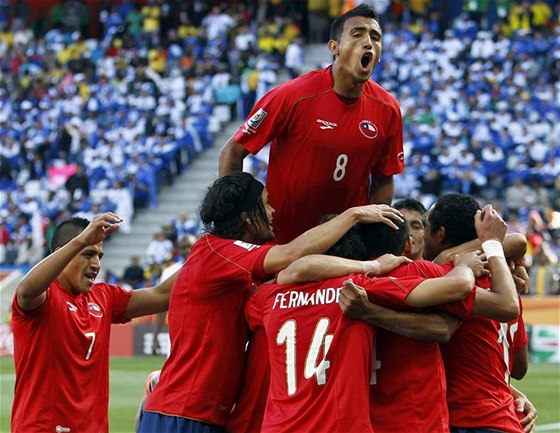 RADOST Fotbalisté Chile se radují po gólu do sít Hondurasu.