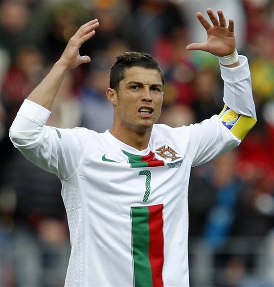 Portugalec Ronaldo se diví, e dostal za nesportovní chování lutou kartu
