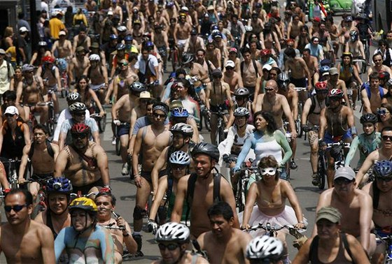Bojovníci za práva zvíat jezdili ulicemi hlavního msta Mexika na kolech