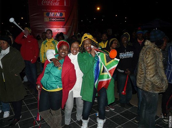 Trojice jihoafrických fanynek v zón pro fanouky v Johannesburgu.