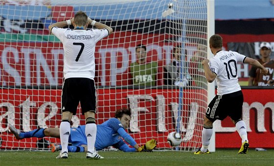 NEPROMNNÁ PENALTA. Nmecký útoník Podolski zahazuje penaltu, vychytal ho srbský gólman Stojkovi.