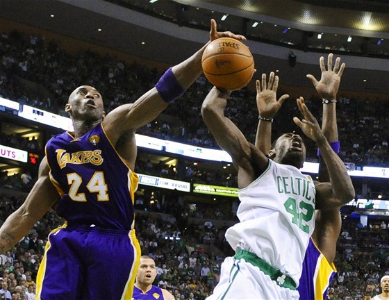 Kobe Bryant (vlevo) z LA Lakers a  Tony Allen z Bostonu Celtics