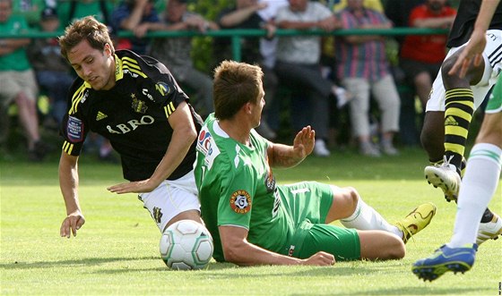 Jablonecký Tomá Pekhart (vlevo) v souboji s Duleem Johnsonem z AIK Stockholm.