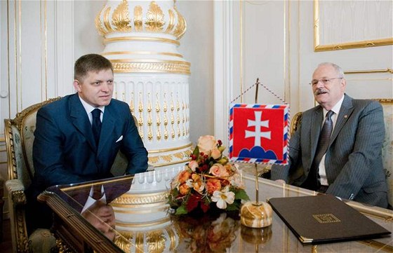 Slovenský prezident Ivan Gaparovi (vpravo) povil dosavadního premiéra Roberta Fica sestavením vlády (14. ervna 2010)