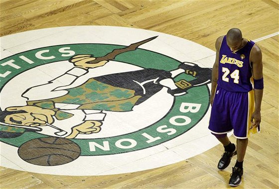 Kobe Bryant z LA Lakers zklamaný po utkání s Bostonem Celtics