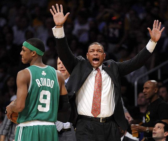 Doc Rivers, trenér Bostonu Celtics, gestukujule v estém finále NBA s LA Lakers, vlevo jeho svenec Rajon Rondo