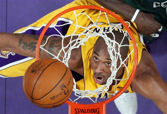 Kobe Bryant z LA Lakers po jedné z mnoha úspných stel.