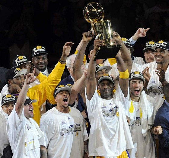 Kobe Bryant a ostatní Lakers slaví triumf v NBA 