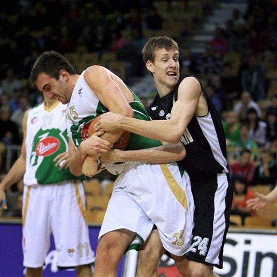 Jan Veselý (vpravo) z Partizanu Blehrad v utkání Adriatické ligy