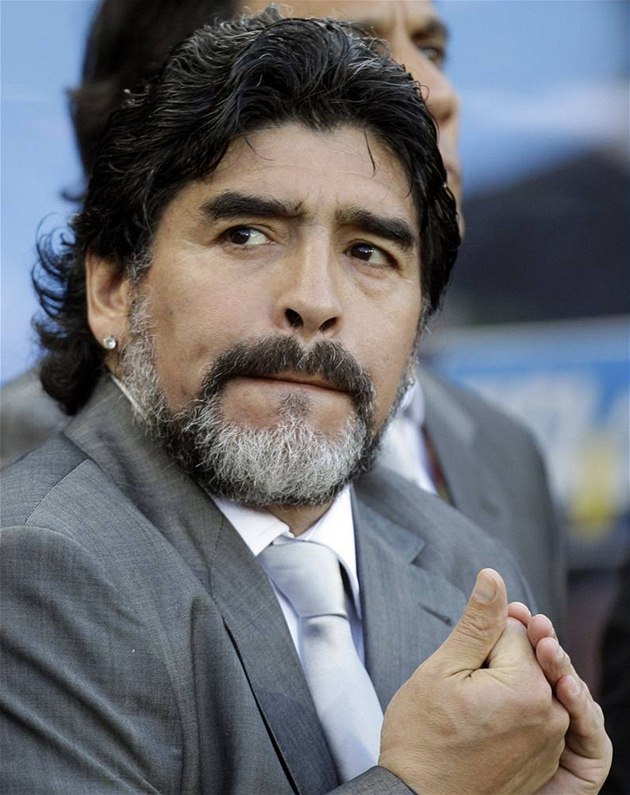 NETRADIN V OBLEKU. Trenér argentinských fotbalist Diego Maradona vymnil pro utkání s Nigérií teplákovou soupravu za oblek. 