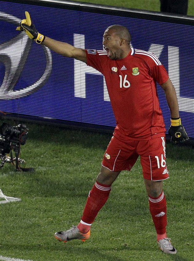 �ÁDNÁ PENALTA! Jihoafrický branká� Khune se roz�iluje na rozhod�ího, jen� ho vylou�il za faul v �estnáctce na Suáreze.