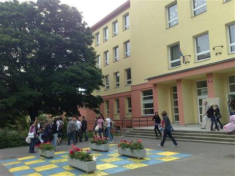 Studenti oput evakuovanou kolu v praskch Vokovicch