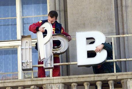 Demontáž loga Investiční a Poštovní banky (IPB) z budovy na Senovážném náměstí v Praze. (14. února 2001)