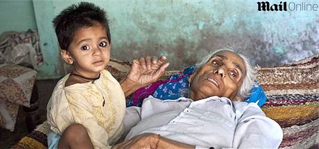 Indka Rajo Devi Lohanov (72 let) se svou osmnctimsn dcerou Naveen.