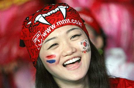 Jihokorejsk fanynka se raduje z vtzstv svho nrodnho tmu proti ecku 2:0. (12. ervna 2010)