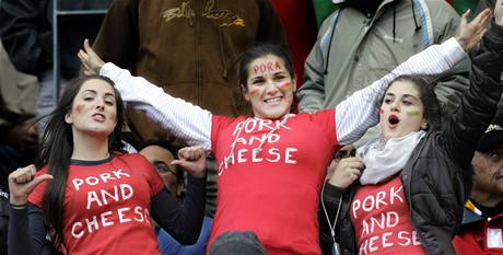 Portugalsk fanynky pi utkn Portugalska s Pobem slonoviny. (15. ervna 2010)