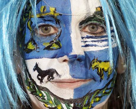 Uruguaysk vlajka namalovan na tvi fanynky pi utkn s JAR. (16. ervna 2010)