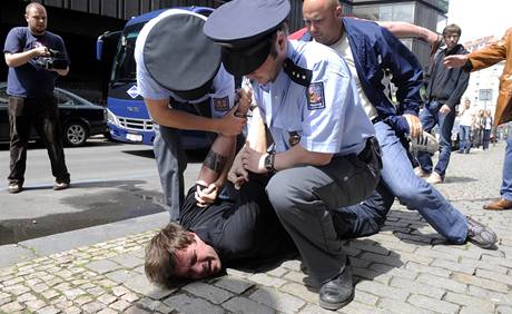 Policie zatýká Davida Brudňáka alias Romana Týce z výtvarné skupiny Ztohoven