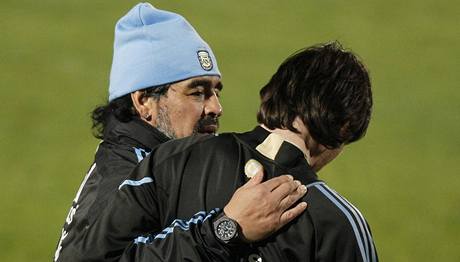 ARGENTINT BOHOV Trenr Diego Maradona (vlevo) a tonk Lionel Messi bhem trninku v Pretorii v Jin Africe