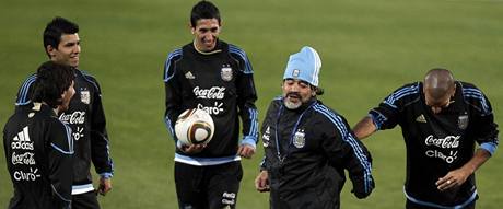 Argentinsk trenr Diego Maradona (druh z prava) a jeho svenci bhem trninku v Pretorii.