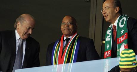 f FIFA Sepp Blatter (vlevo), jihoafrick prezident Jacob Zuma a jeho mexick protjek Felipe Calderon ped vodnm zpasem mistrovstv svta. 