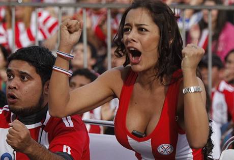 MOBIL VE VSTIHU Paraguaysk fanynka sleduje souboj s Itli.