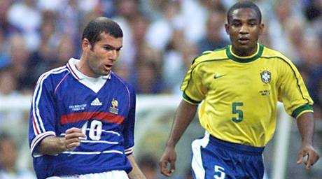 Brazilsk zlonk Csar Sampaio (vpravo) a francouzsk plmachr Zinedine Zidane ve finle mistrovstv svta 1998.