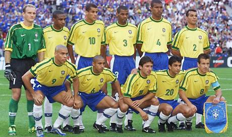 Sestava Brazlie ped finle mistrovstv svta 1998 v Pai proti Francii: horn ada zleva: Taffarel, Cesar Sampaio, Rivaldo, Aldair, Junior Baiano, Caf. doln ada zleva: Ronaldo, Roberto Carlos, Leonardo, Bebeto a kapitn Dunga. 