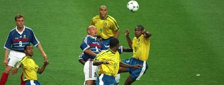 Csar Sampaio (vpravo) hlavikuje ve finle mistrovstv svta 1998. Vzdau jeho slavn brazilsk spoluhr Ronaldo.