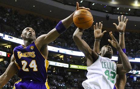 Kobe Bryant (vlevo) z LA Lakers a  Tony Allen z Bostonu Celtics