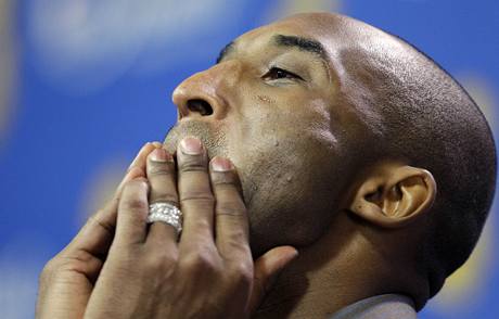 TO NEN MON: Kobe Bryant z LA Lakers neme uvit, e jeho tm prohrl v ptm finlovm duelu s Bostonem.