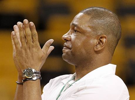 Doc Rivers, kou Bostonu Celtics, bhem trninku