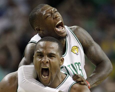 Glen Davis (dole) a Nate Robinson z Bostonu Celtics se raduj bhem finle NBA proti LA Lakers