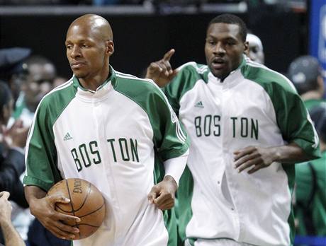 DVA ALLENOV. Ray Allen (vlevo) a Tony Allen z Bostonu Celtics se rozcviuj