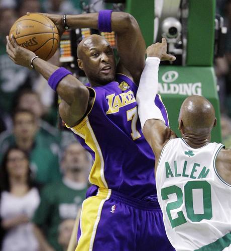 Lamar Odom z LA Lakers pihrv kolem Raye Allena z Bostonu Celtics