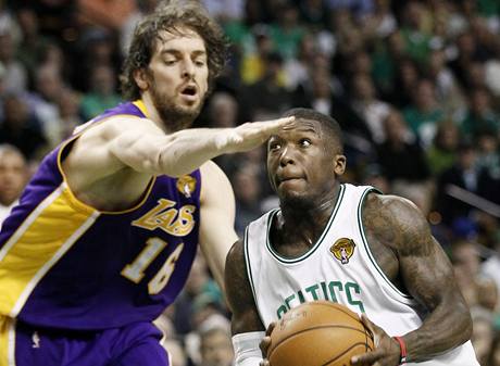Pau Gasol z LA Lakers se pokou zastavit Natea Robinsona z Bostonu Celtics