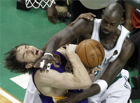 Kevin Garnett (vpravo) z Bostonu Celtics tvrd atakuje Paua Gasola z LA Lakers