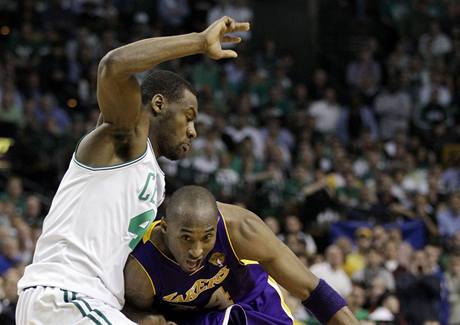 Kobe Bryant (vpravo) z LA Lakers najd kolem Tonyho Allena z Bostonu Celtics