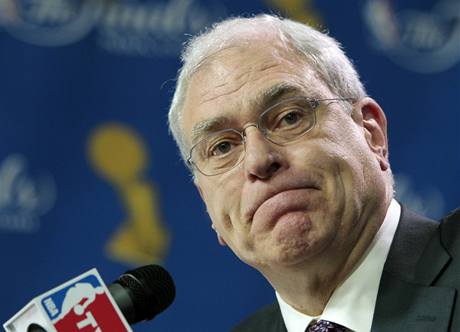 Phil Jackson, kou Los Angeles Lakers, na pozpasov tiskov konferenci