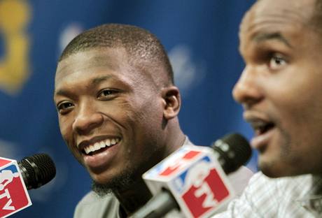 Nate Robinson (vlevo) a Glen Davis z Bostonu Celtics na pozpasov tiskov konferenci