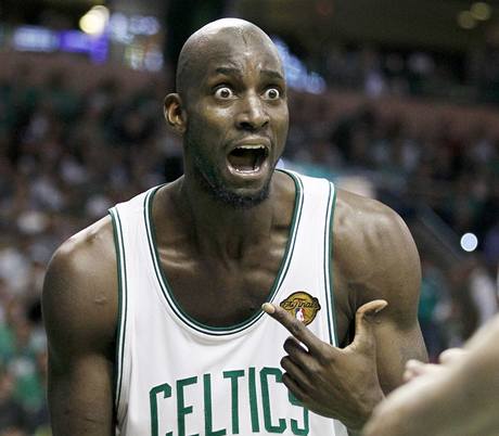 Kevin Garnett z Bostonu Celtics se podivuje na rozhodnutm sudho v ptm finle NBA proti LA Lakers