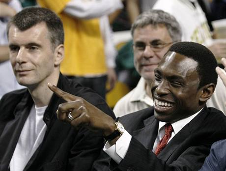 Avery Johnson (vpravo), nov kou New Jersey Nets, sleduje ve spolenosti majitele klubu Michaila Prochorova finle NBA mezi Bostonem Celtics a LA Lakers