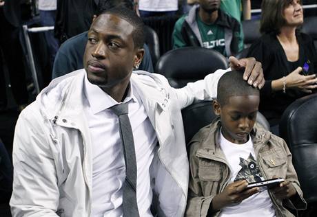 Dwyane Wade pihlel spolen se synem Zairem finle NBA mezi Bostonem Celtics a LA Lakers