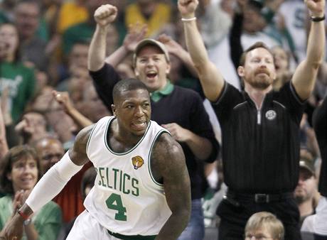 Nate Robinson z Bostonu Celtics slav trefu v duelu s LA Lakers